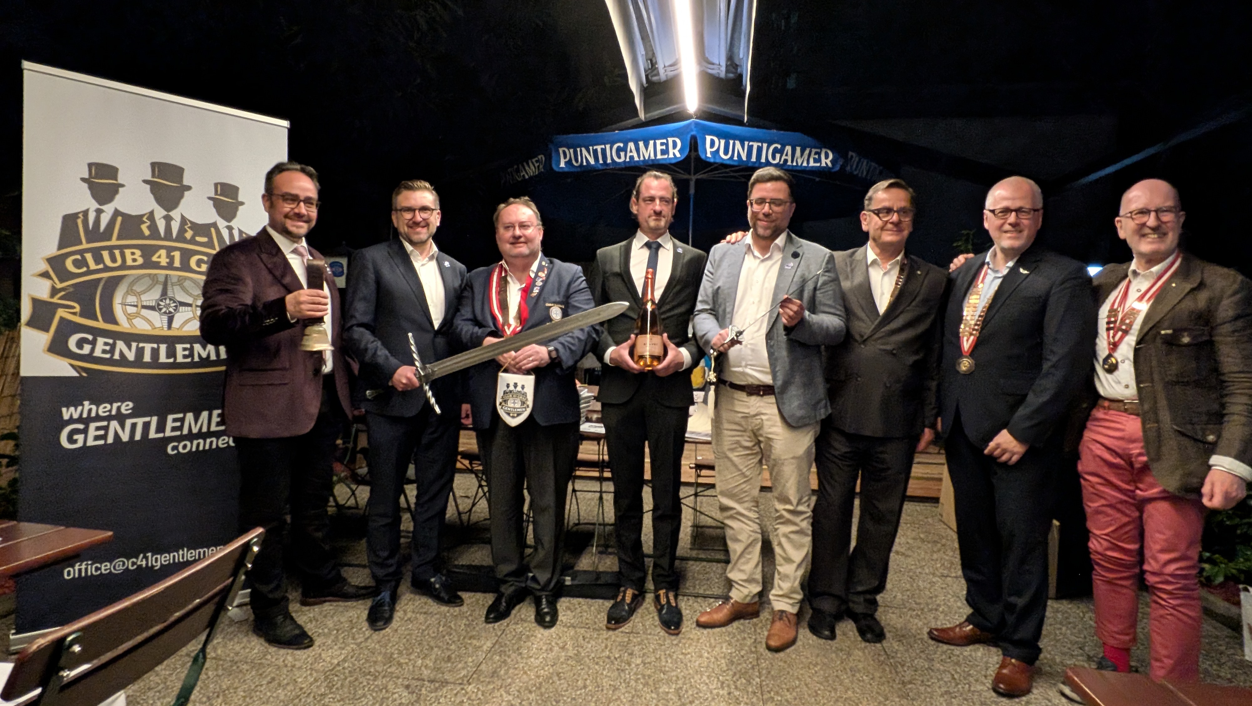 Gruppenfoto mit Schwertern und Banner